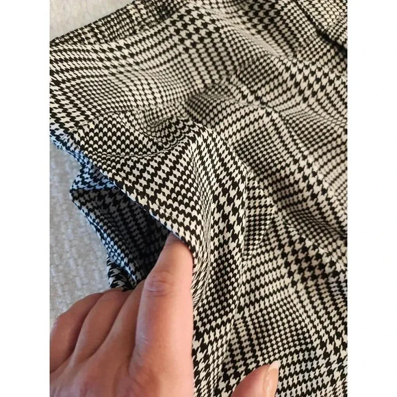 Torrid Wide Leg Studio Crepe Pleated Houndstooth Short - Picture 5 of 11